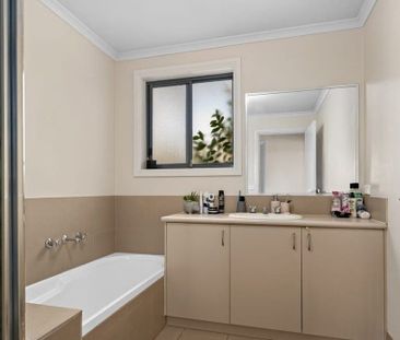 STUNNING & QUIET TOWNHOUSE IN THURGOONA - Photo 4