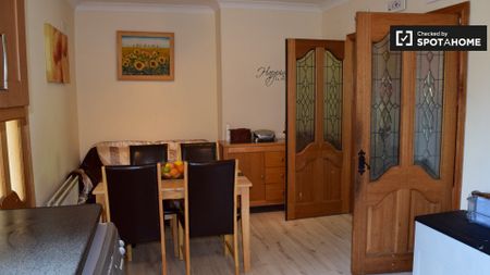 Light room in 4-bedroom apartment in Dublin - Photo 4