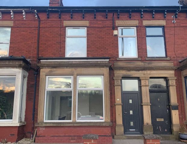 A high quality 6 bed HMO in the heart of Preston! Room 5 - Photo 1