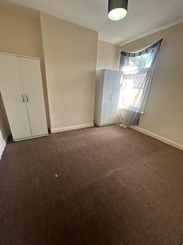 2 Bed Flat, Vicarage Lane, E15 - Photo 3