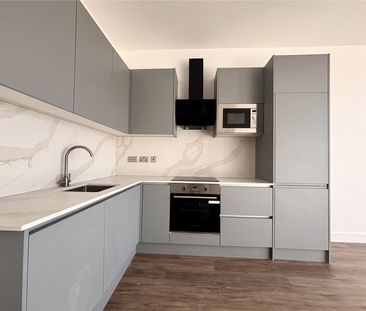 Roop House, Fleet, Hampshire, GU51 - Photo 5