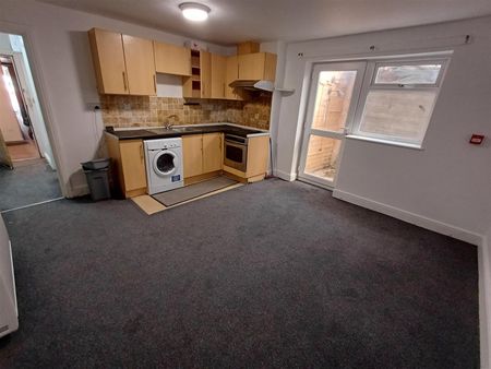 Broadway, Cardiff - Photo 3