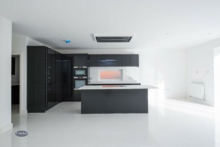 Large 4 bed house Coombe Avenue - Photo 4