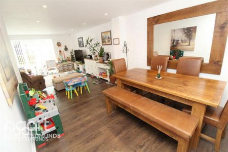 6 bedroom detached house to rent - Photo 3