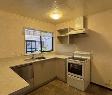 Spacious Springvale home - Photo 3