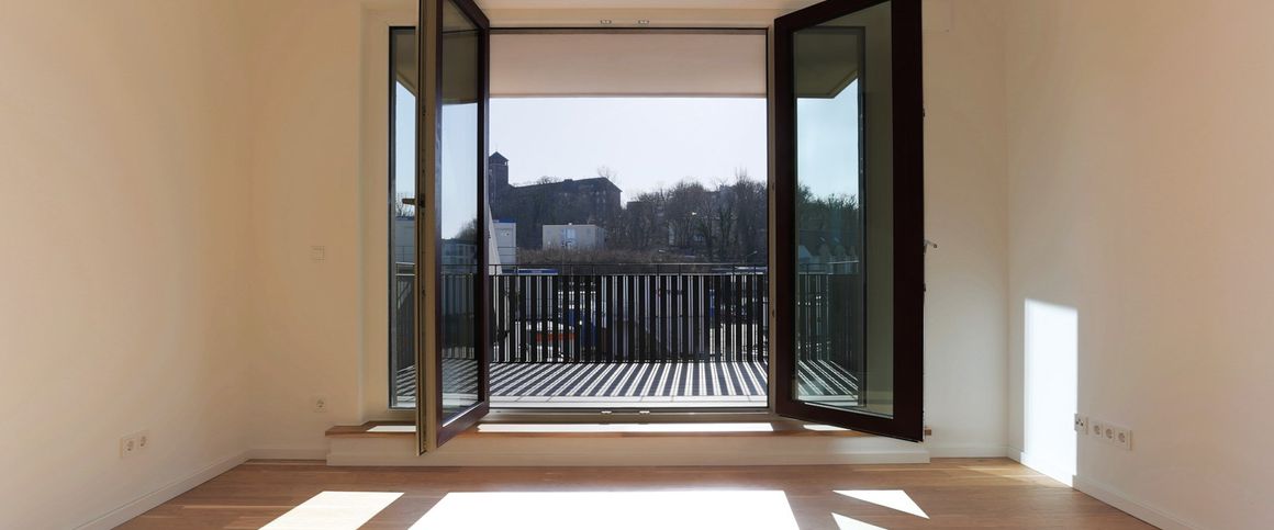 Moderne 2-Zi.-Wohnung am Wasser mit großer Loggia und durchdachtem Grundriss - Photo 1