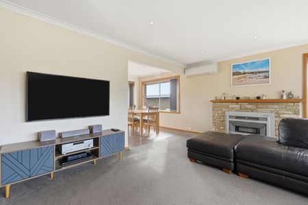 Immaculately presented 3 bedroom family home in a great location - Photo 2