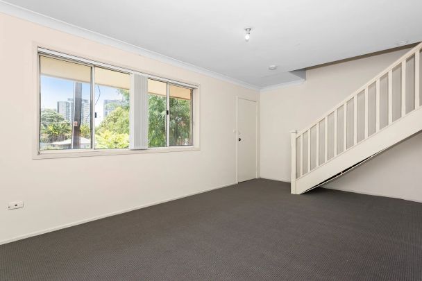 SPACIOUS UPDATED 2 BEDROOM TOWNHOUSE! GREAT LOCATION! - Photo 1