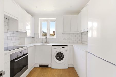 Available unfurnished now - Photo 3
