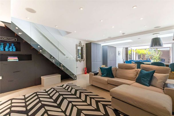 A striking detached contemporary house in the heart of Cheltenham - Photo 1