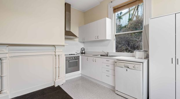 Spacious & Furnished 4-Bedroom Flat - Stunning Views! - Photo 1