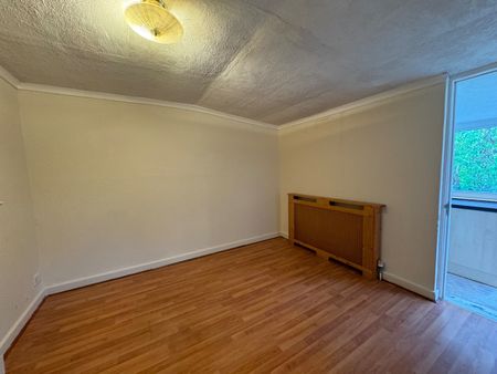 3 Bed Semi-Detached House, Lynmouth Drive, LE18 - Photo 2