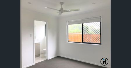 STUNNING HOME + DOUBLE GARAGE - Photo 4