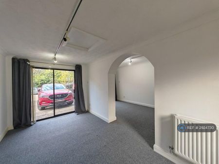 4 bedroom detached house to rent - Photo 4
