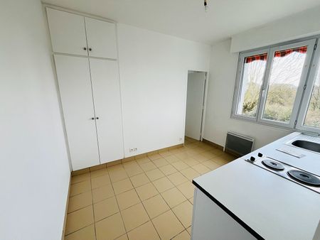 A LOUER Studio 50000 Saint-Lô CENTRE VILLE 25 m² - Photo 3