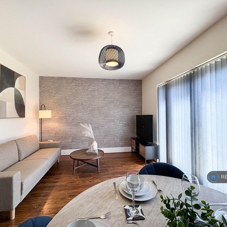 4 bedroom semi-detached house to rent - Photo 1