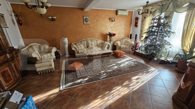 Vila în regim P+1, 380 mp², pretabilă spații de birouri, - Fotografie 1