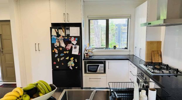 Modern and private 3-bedroom home in prime location - Photo 1