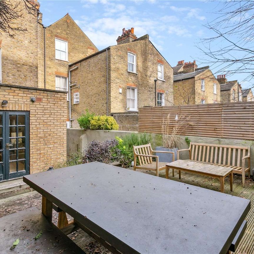 An ideal two bedroom flat with its own private garden in a prime location. - Photo 1