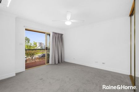 Refreshed and Spacious Townhouse in the Heart of Taringa! - Photo 4