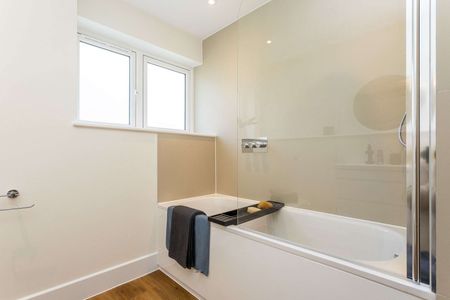 Beautifully refurbished, this impressive five-bedroom detached family home blends character with modern luxury. - Photo 3