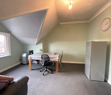 1 Bed Flat, Dunstable Road, LU4 - Photo 3