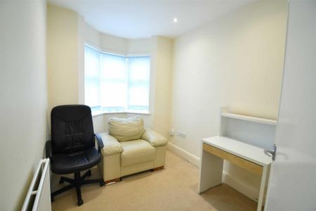 4 bedroom semi-detached house to rent - Photo 2
