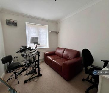 4 bedroom end of terrace house to rent - Photo 1