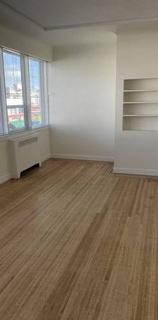 Large Bright and Beautiful One Bedroom - Photo 1