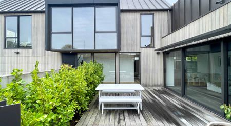 Executive Fully Furnished Architecturally Designed Home in Prime Location! - Photo 2