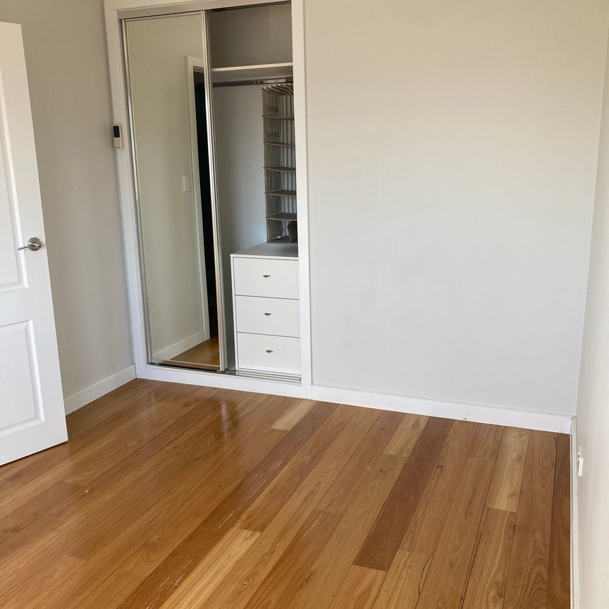 Port Melbourne - Photo 1