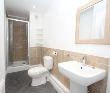 2 bedroom terraced house to rent - Photo 4