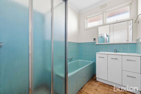 Neat & Tidy 2 Bedroom Streetfront Villa Unit With Garden Outlook! - Photo 3