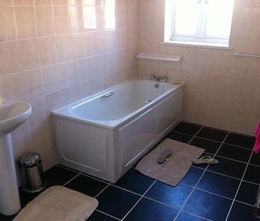 3 bedroom flat to rent - Photo 3