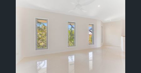 Stylish Beach Home - Photo 4