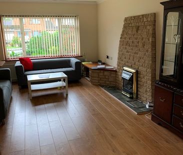 4 Bed Detached House, Barnack Avenue, CV3 - Photo 2