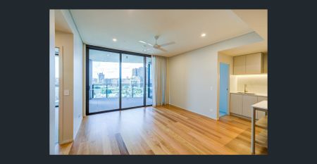 Stylish 3-Bedroom Flex Apartment in West Village -Location, location, location - Photo 3