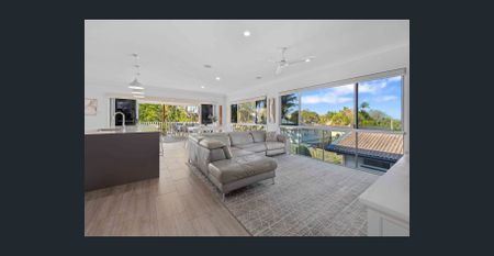 Spacious 4-Bedroom Family Home with Multiple Living Areas & Water Glimpses - 3 Minutes To The Waterfront - Photo 2