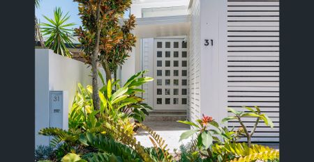 LUXE RESORT STYLE RETREAT ON WILLIAM STREET - Photo 2