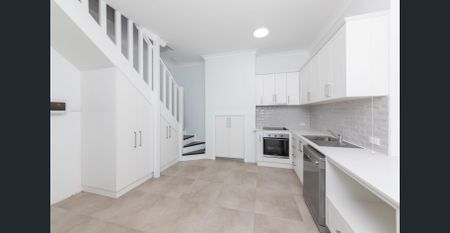 Beautiful Townhouse Conveniently Located! - Photo 5