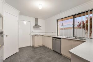 Spacious 4-Bedroom, 2-Bathroom Family Home in Secret Harbour - Photo 3