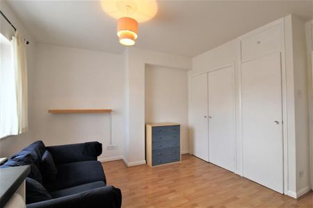 1 bedroom Flat To Let - Photo 2