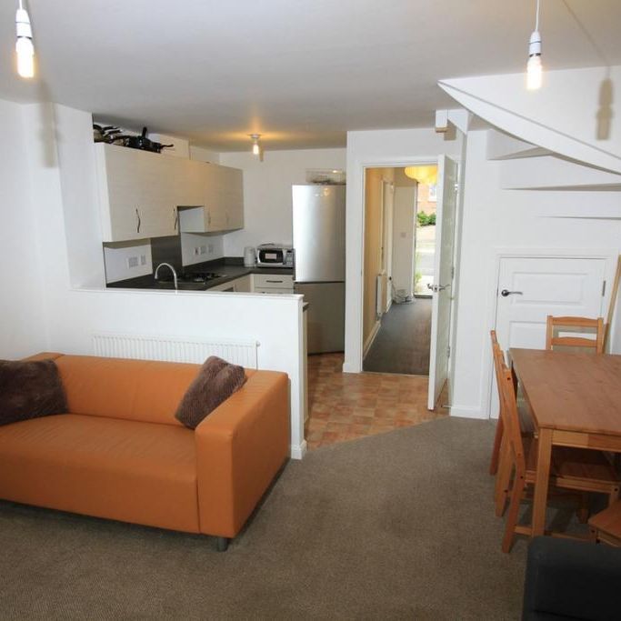 4 bedroom end of terrace house to rent - Photo 1