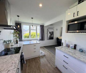 A sunny, tidy & comfortable three bedroom home - Photo 6