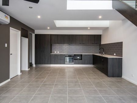 Modern Luxury in Quiet, Prime Baringa Location - Photo 2