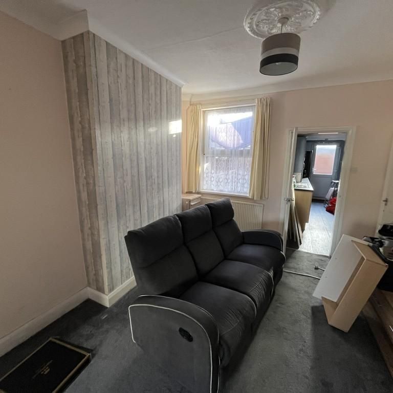 2 bedroom end of terrace house to rent - Photo 1