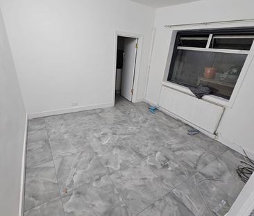 Studio Flat, Romford Road, E12 - Photo 4