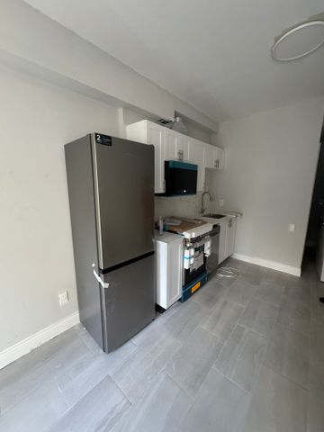 240 Blackburn - Photo 4