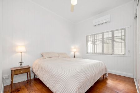 Charming 1920s Family Home with Entertainer’s Veranda – Under 7km from CBD - Photo 2