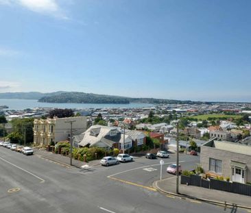 Spacious & Furnished 4-Bedroom Flat - Stunning Views! - Photo 2